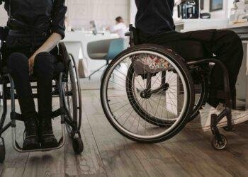 Estabilidad laboral reforzada de persona en estado de debilidad manifiesta por razones de salud o que padece una enfermedad.