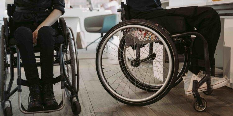 Estabilidad laboral reforzada de persona en estado de debilidad manifiesta por razones de salud o que padece una enfermedad.