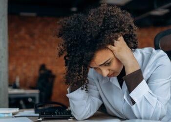 ¿Es legal que un empleador imponga multas pecuniarias a los trabajadores?