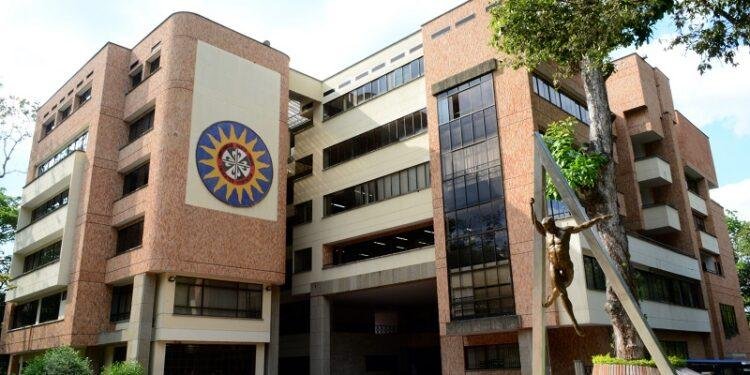 Universidad Santo Tomas deberá indemnizar y reintegrar a trabajadora al no renovar contrato de trabajo de persona en situación de discapacidad