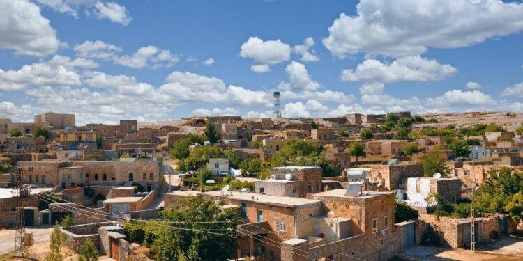 El reto de los asentamientos urbanos informales: prevalencia del derecho de vivienda digna y la aplicación responsiva de las sanciones urbanísticas