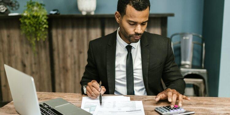 Deducibilidad de costos y gastos en/de una empresa