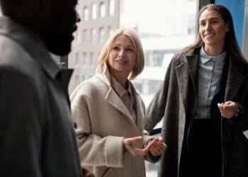 ¿Cómo se realizan los aportes a seguridad social para trabajadores contratados en Colombia que laboran en el exterior?