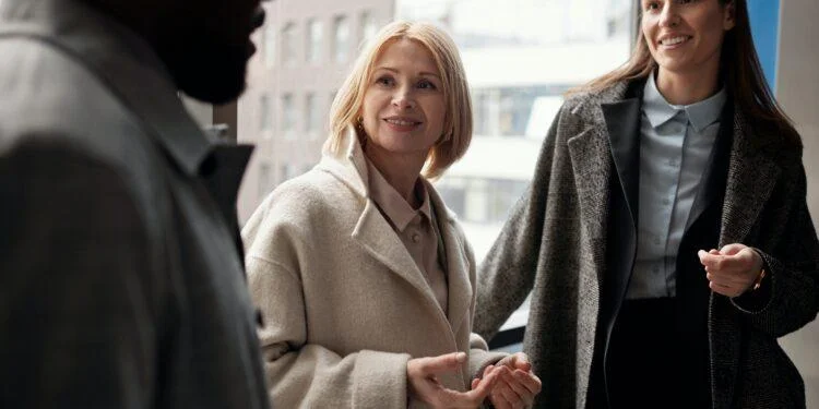 ¿Cómo se realizan los aportes a seguridad social para trabajadores contratados en Colombia que laboran en el exterior?