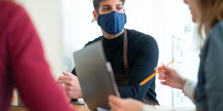 ¿Pueden los empleadores sancionar o dar por terminado los contratos de trabajo de aquellos trabajadores que se rehúsen a presentar el carné con el esquema de vacunación completo?