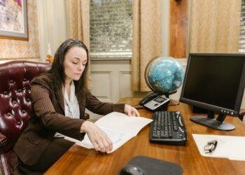 Facultades y límites del juez de la acción popular en contratos estatales y actos administrativos