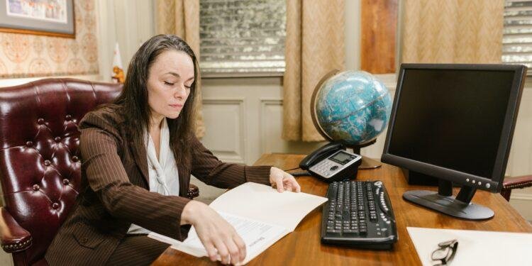 Facultades y límites del juez de la acción popular en contratos estatales y actos administrativos