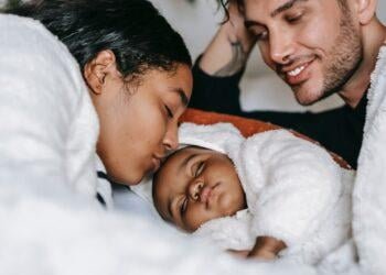 ¿Cómo opera la protección a la maternidad en los contratos de trabajo a término fijo?