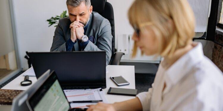 ¿Quién debe asumir el jet-lag?