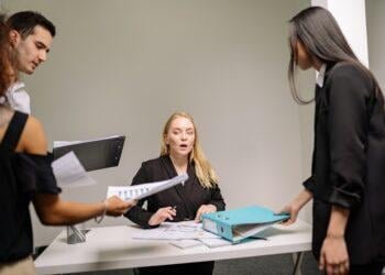 ¿En qué consisten los cargos de dirección, confianza y manejo?