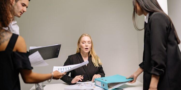 ¿En qué consisten los cargos de dirección, confianza y manejo?