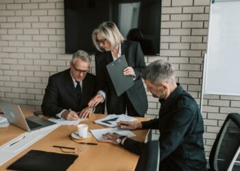 Prohibir los contratos de prestación de servicios: implicaciones y consecuencias