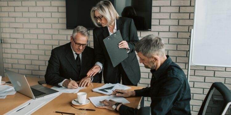 Prohibir los contratos de prestación de servicios: implicaciones y consecuencias