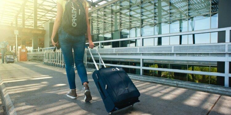 ¿Qué autoridad vela por la protección de los usuarios de servicios de transporte aéreo?