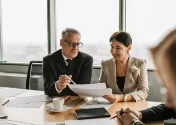 Comentarios, intolerancia, sublevaciones, lenguaje soez, conductas inadecuadas, ofuscamiento, quien haya estado en una mesa de negociación colectiva ha vivido esto. En las mesas la emocionalidad sale a flote, eso es normal