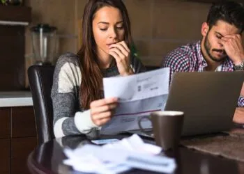 ¿No emites factura en Colombia? Las sanciones de la DIAN pueden costarte el doble de lo que «ahorras»