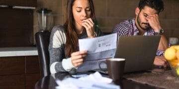 ¿No emites factura en Colombia? Las sanciones de la DIAN pueden costarte el doble de lo que «ahorras»